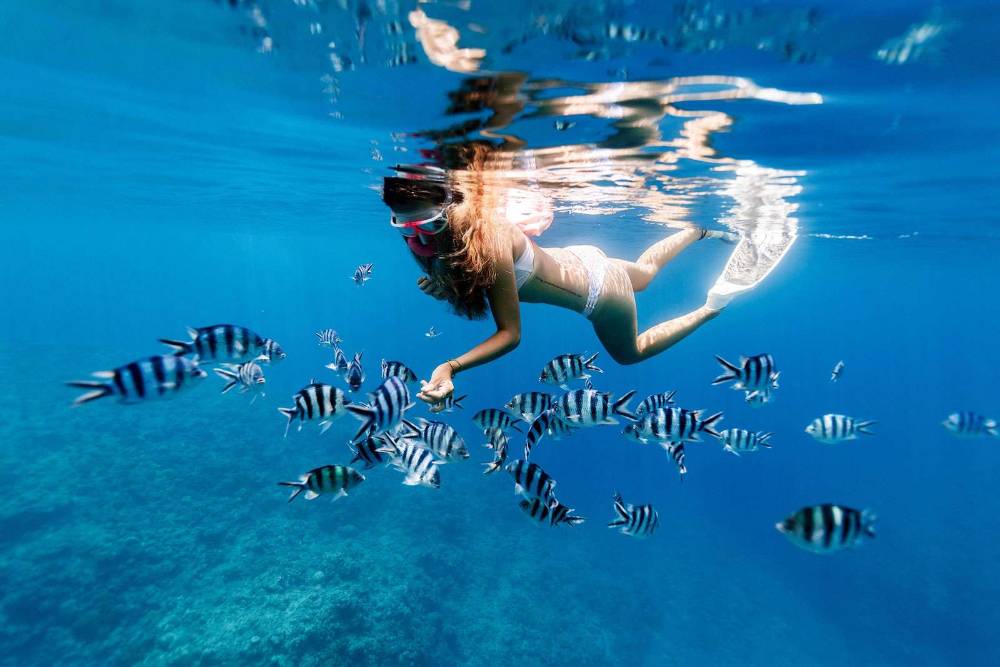 Una turista che fa immersioni sull'isola di Koh Rong Sanloem